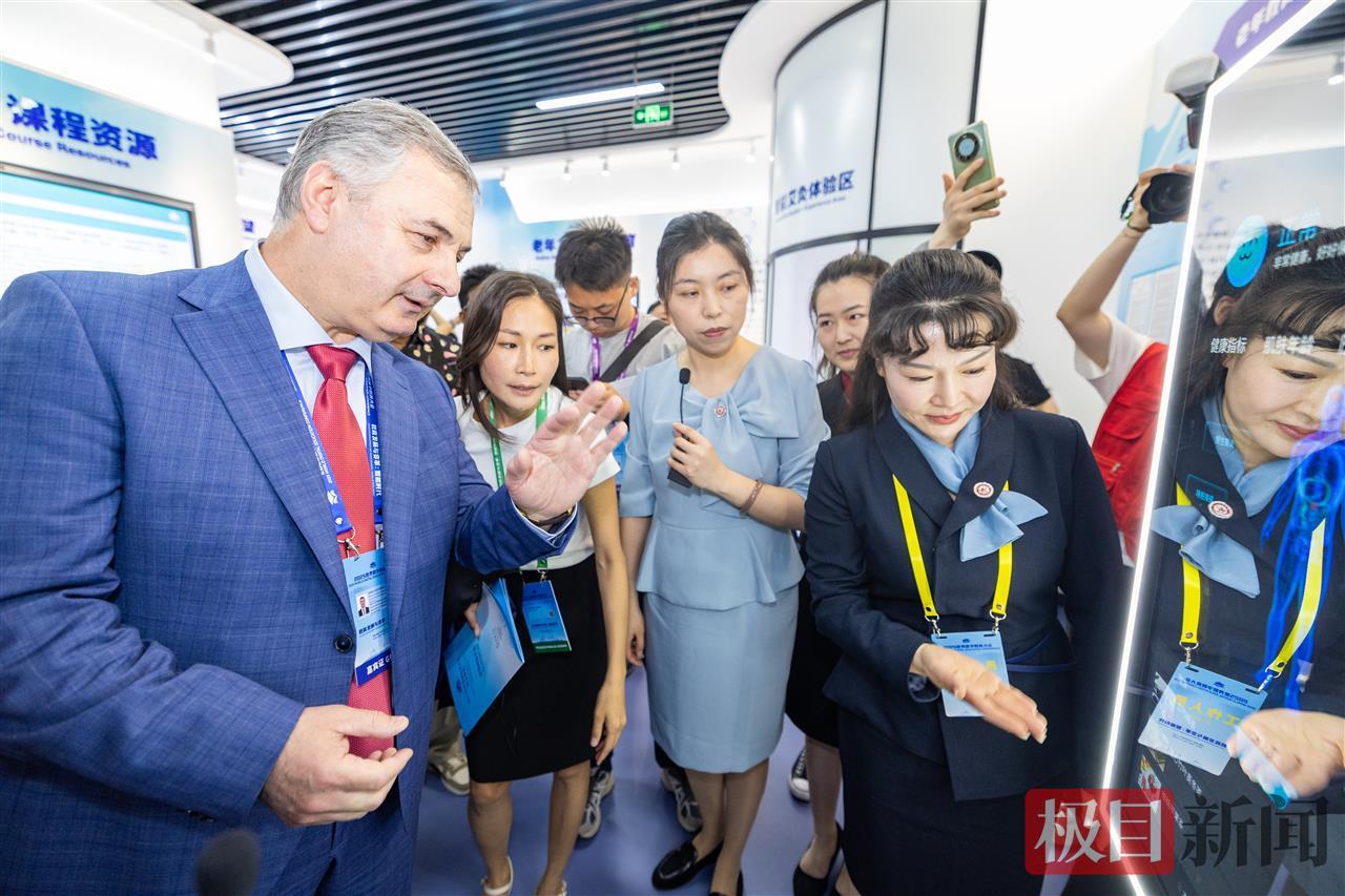 参会的国内外嘉宾们在湖北开放大学内参观走访。